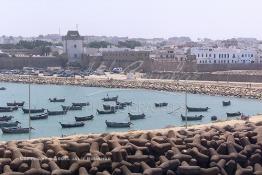 Image du Maroc Professionnelle de  Vue aérienne du port de pêche d'Asilah, ville du nord du Maroc sur l'océan Atlantique à 40 km au sud de Tanger, Vendredi 9 Août 2002.(Photo / Abdeljalil Bounhar)




 